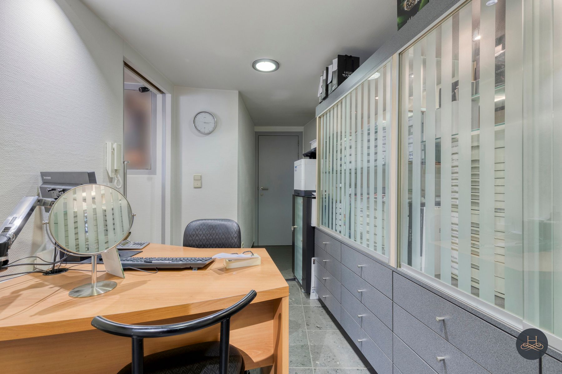 Handelspand met groot appartement in het centrum foto 10
