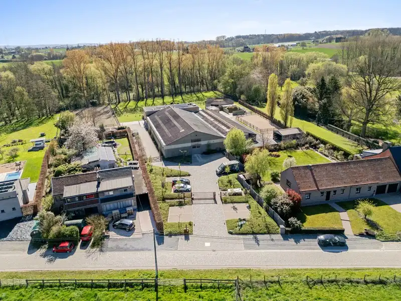 Moderne villa met hippisch complex op 15.856m²  foto {{pictureIndex}}