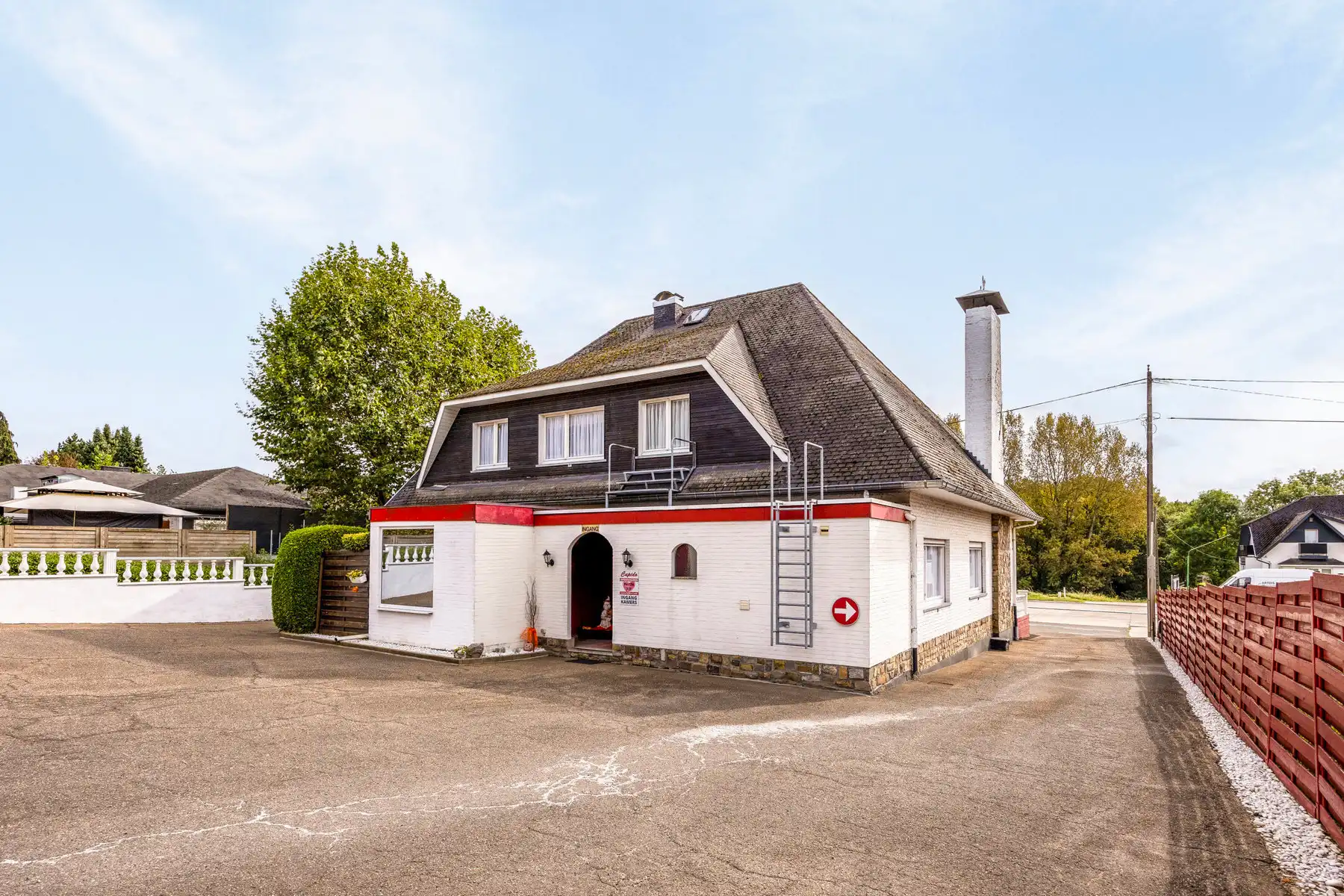 Hoofdfoto van de publicatie: WONING MET 9 KAMERS en 9 BADKAMERS