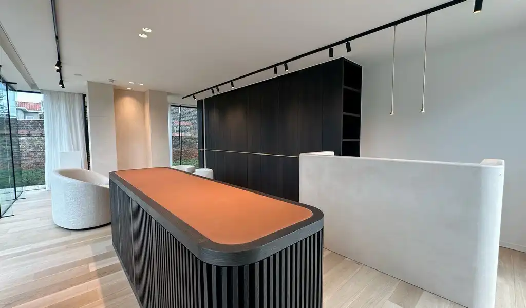 Stijlvol handelspand te huur langs Kortrijksesteenweg in Sint-Martens-Latem foto 3