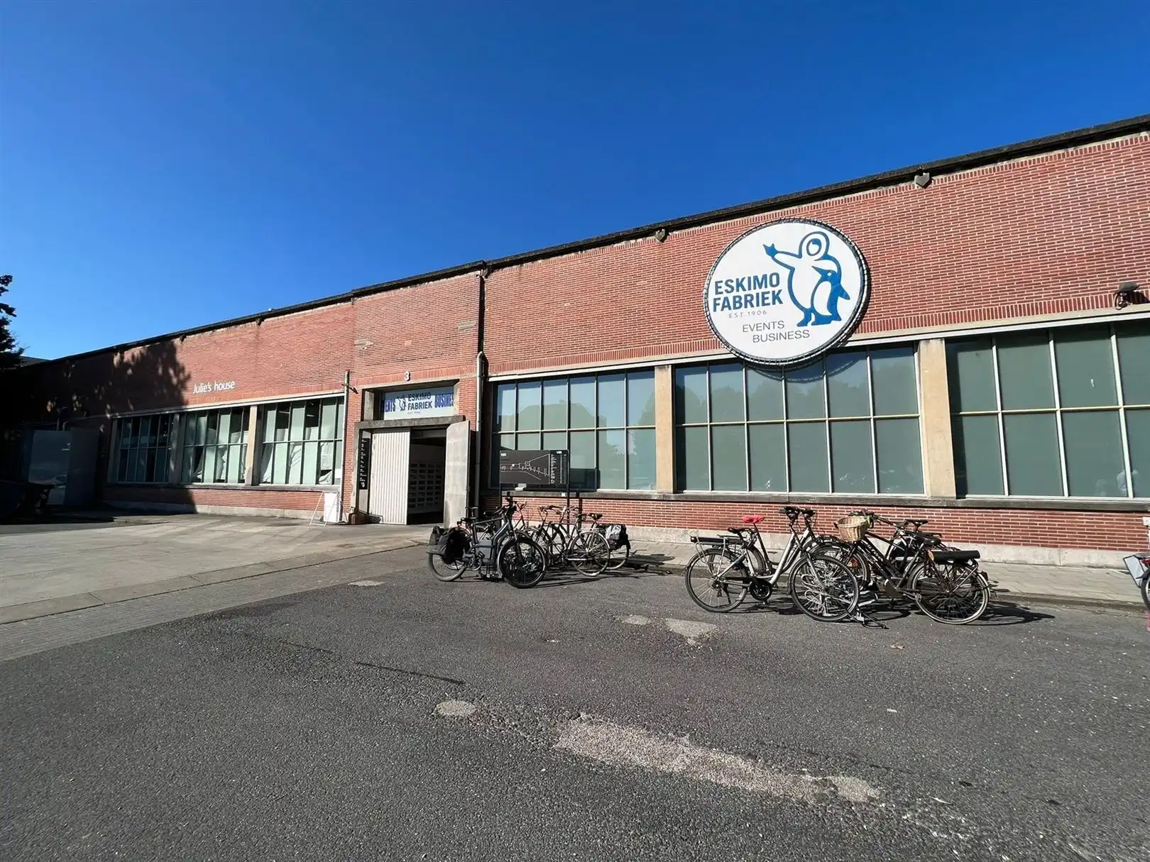 Kantoorruimten & ateliers in de Eskimofabriek foto {{pictureIndex}}