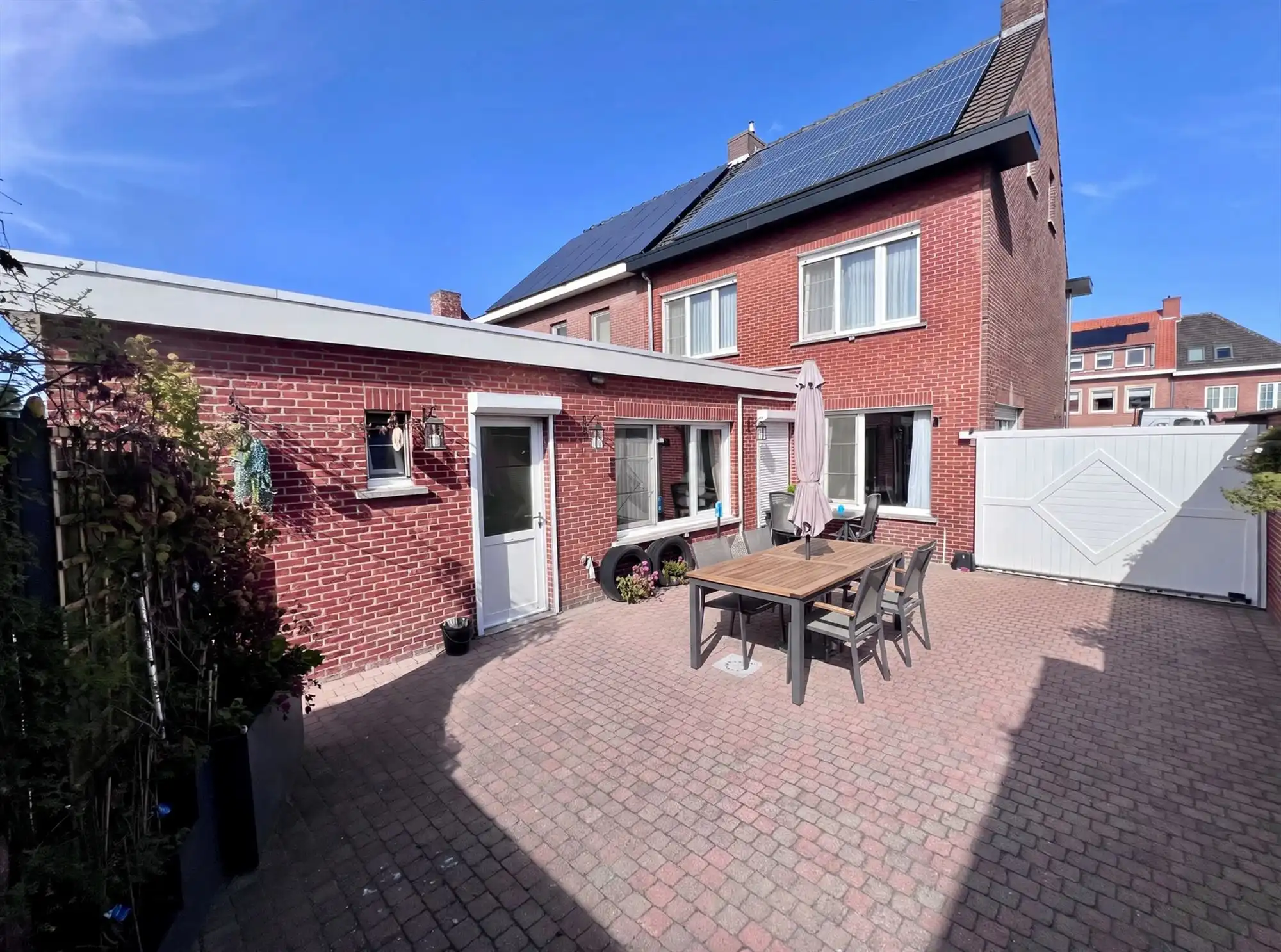 Hoofdfoto van de publicatie: Degelijke halve losbouw met 4 slpks, (voor)tuin en garage