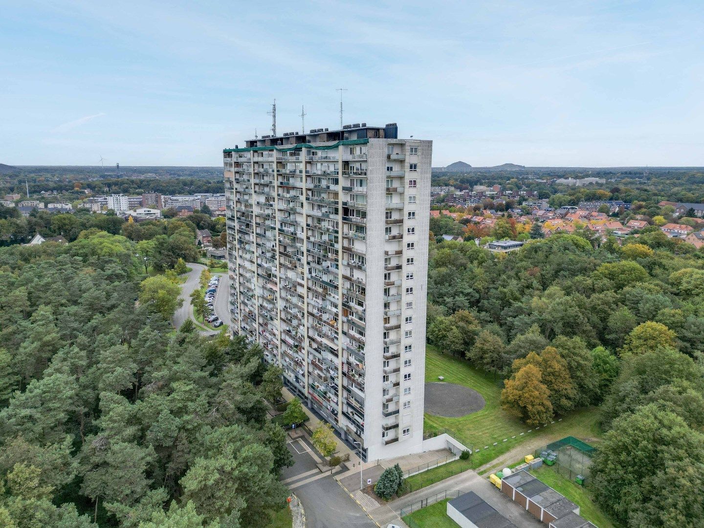 IN OPTIE ! LICHTRIJK APPARTEMENT MET 4 SLPKS NABIJ CENTRUM-GENK ! foto 3