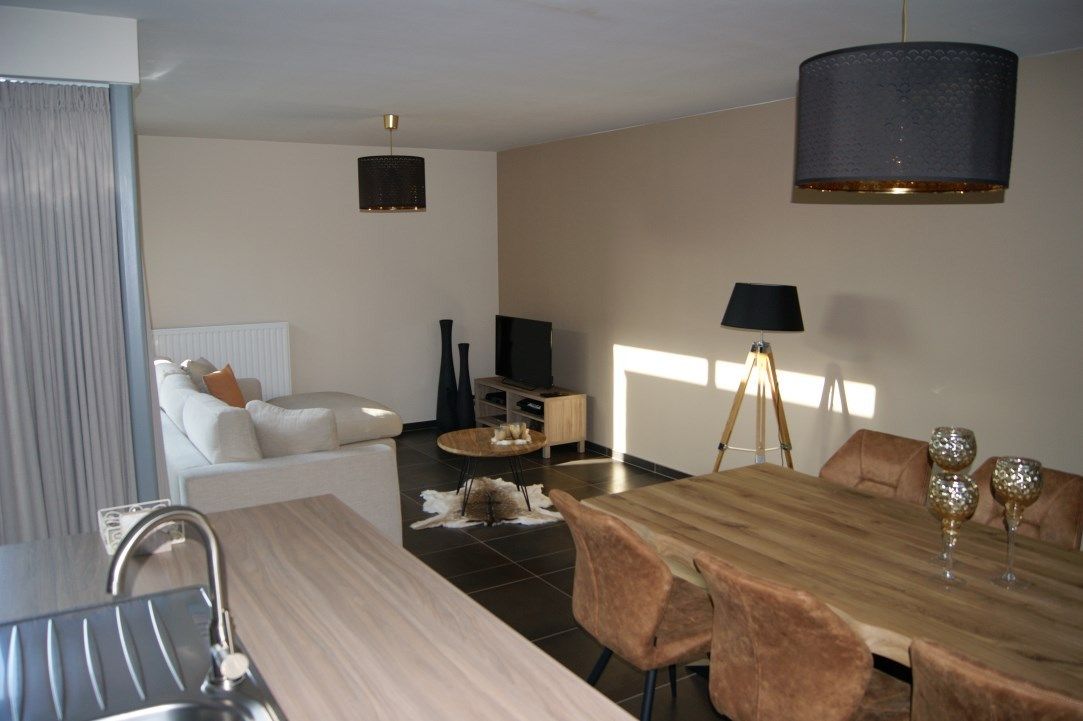 Lichtrijk 2-slp appartement (90 m²) met ruim zonneterras en autostaanplaats. foto 4