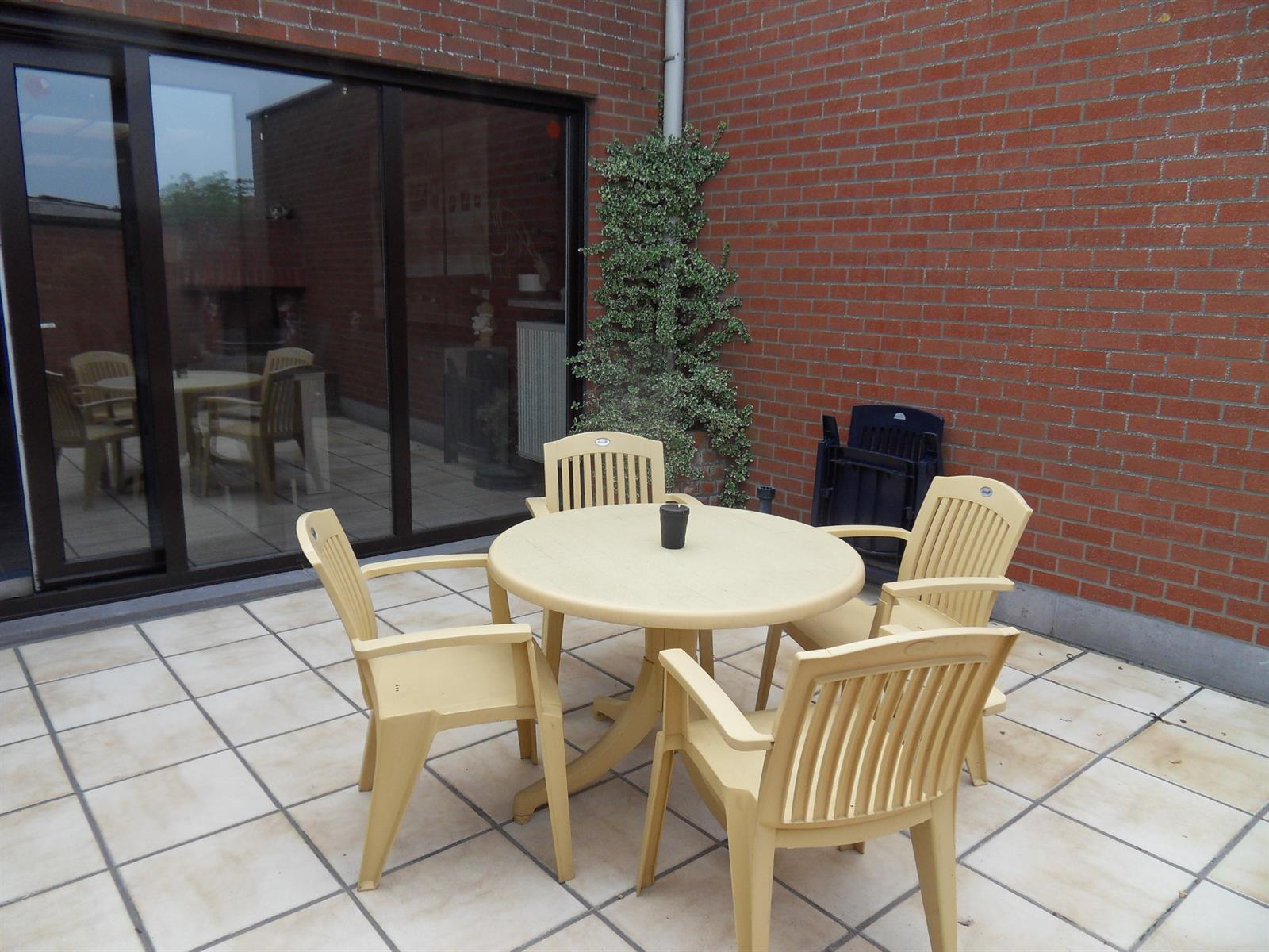 Ruime instapklare rijwoning met 4 slaapkamers en aangenaam terras. foto 6