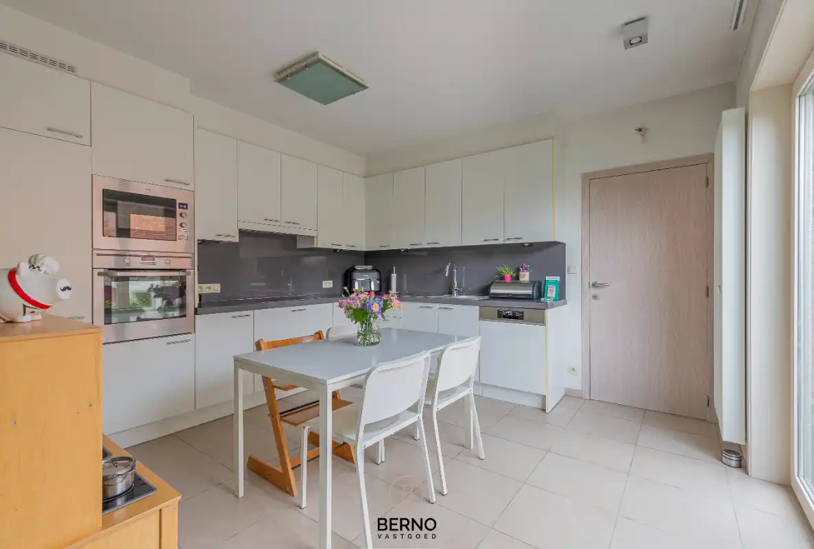 Recente en ruime gezinswoning met zonnige tuin foto 5