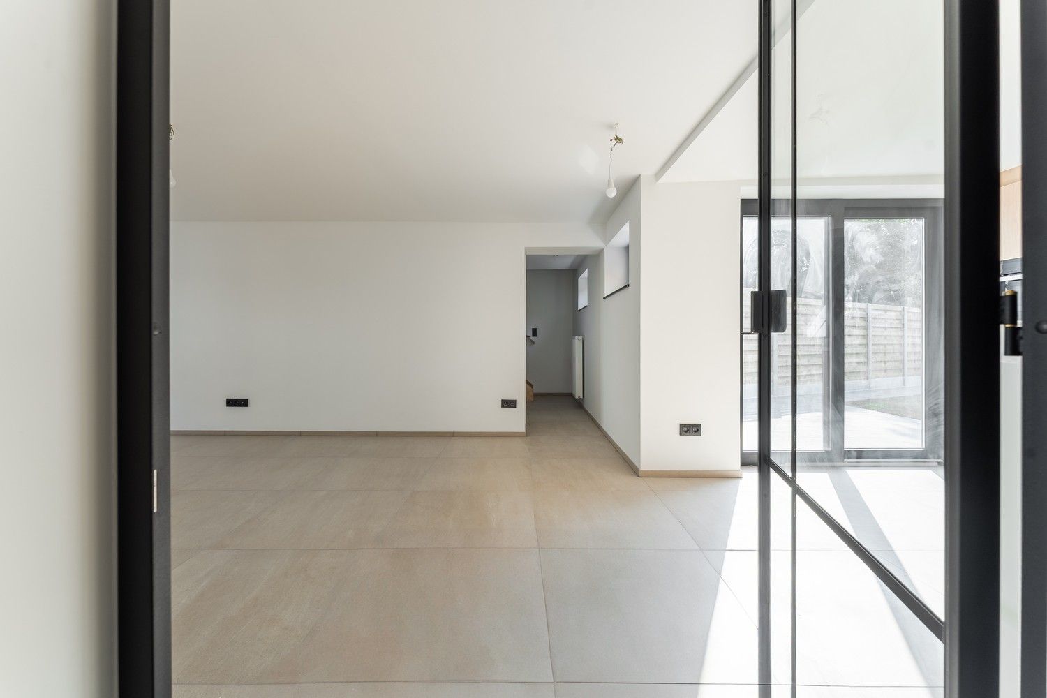 Volledig gerenoveerde woning met tuin en parkeerplaats foto 7