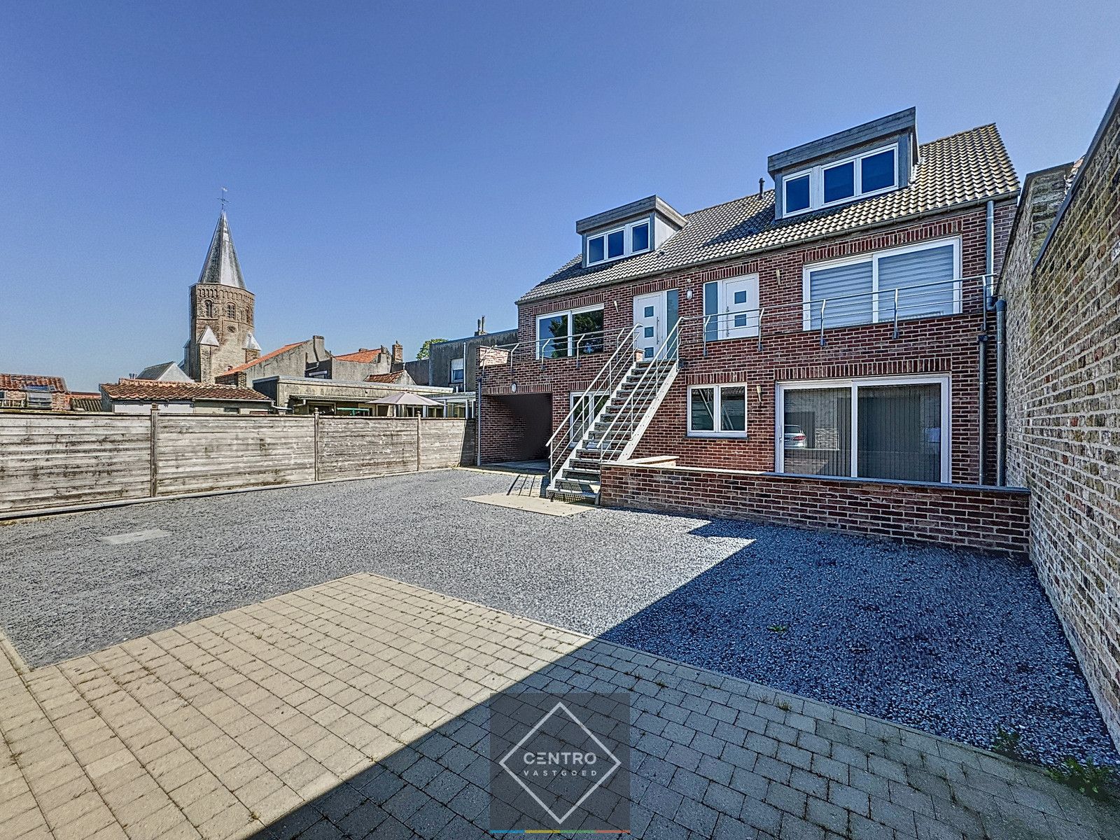 Recent appartementsgebouw met 3 appartementen en 3 dubbele garages! foto 2