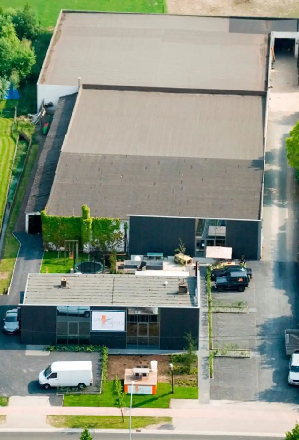 PUTTE: zichtlocatie magazijn met woning en ruime parking foto 3