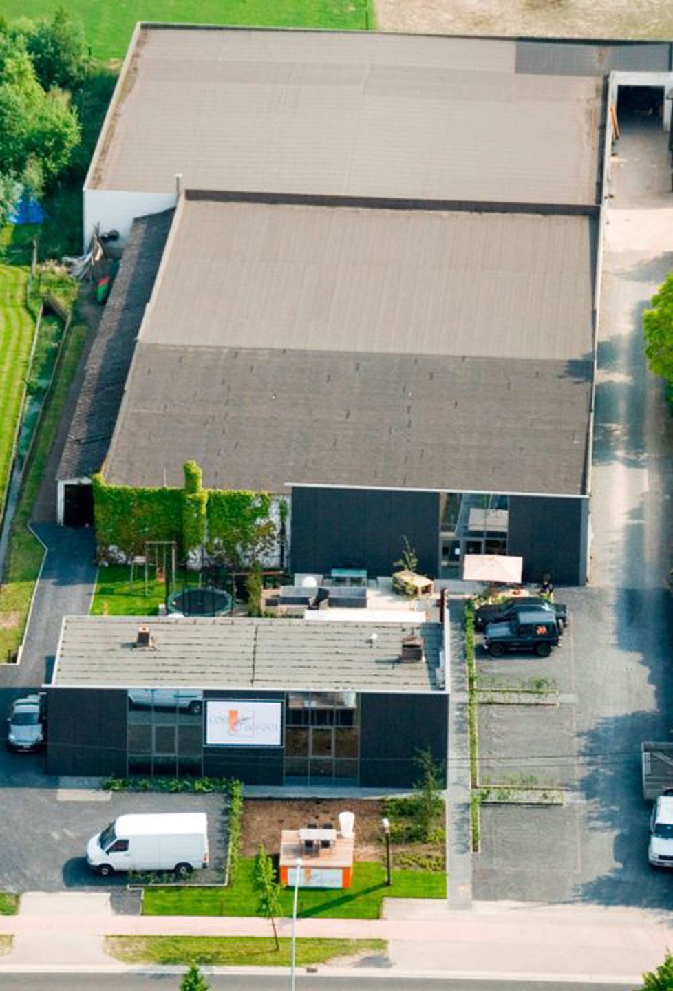 PUTTE: zichtlocatie magazijn met woning en ruime parking foto 3