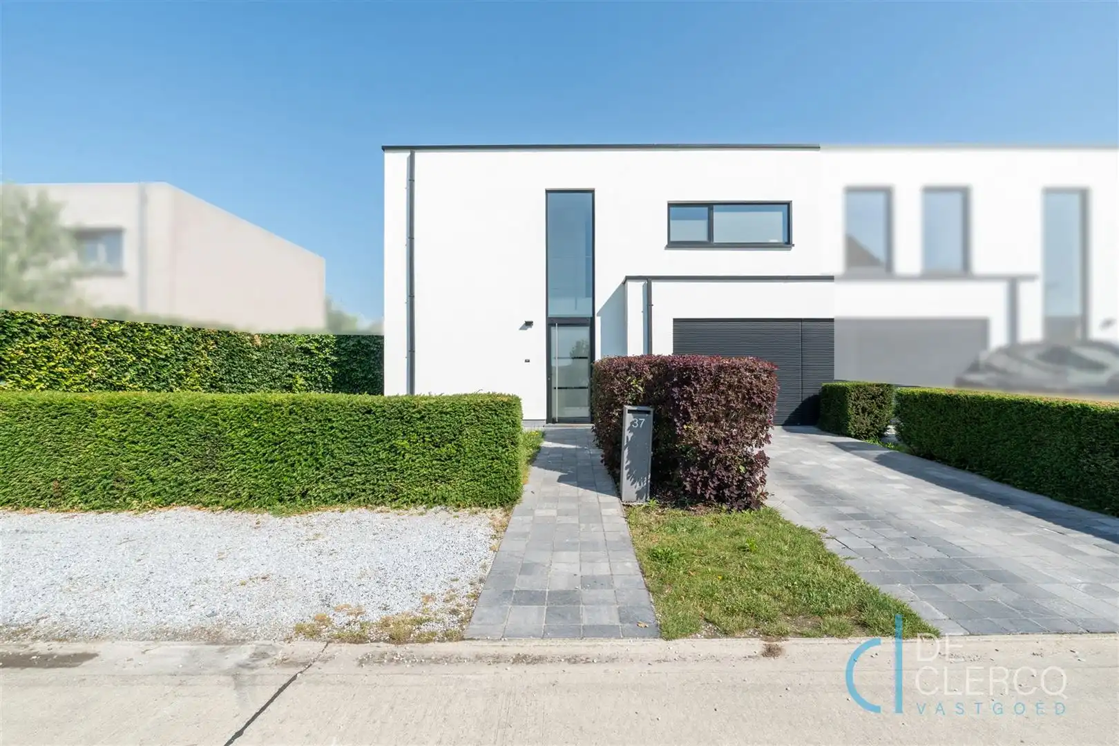Moderne, tijdloze woning te koop in een gezellige wijk!  foto {{pictureIndex}}