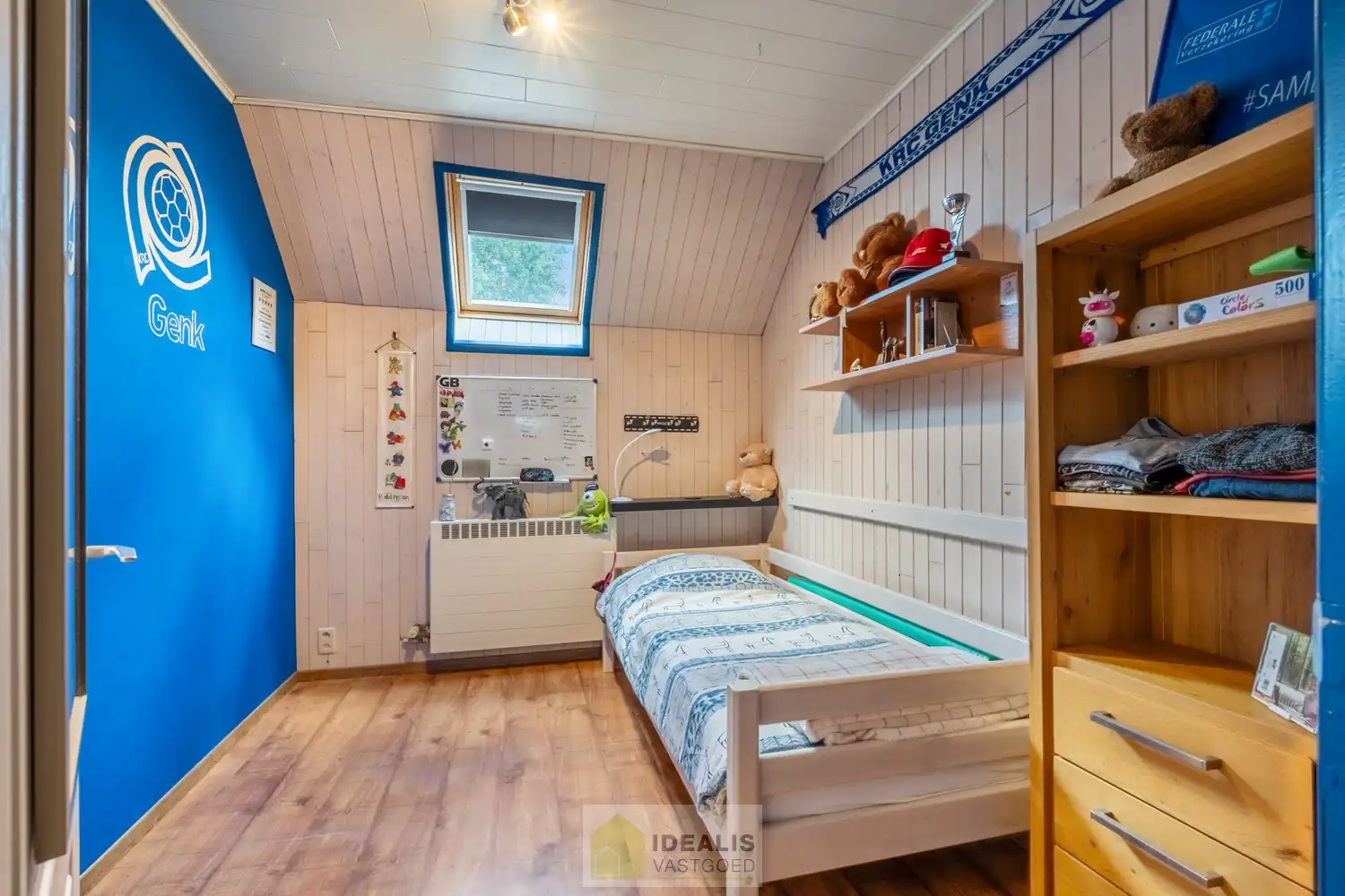IDEALIS VASTGOED – KARAKTERISTIEKE INSTAPKLARE LANGGEVELHOEVE MET 5 SLAAPKAMERS, SFEERVOLLE LEEFRUIMTE EN AANSLUITEND VERANDA MET VOLZICHT OP DE PRACHTIGE TUIN EN ACHTERLIGGENDE WEILANDEN OP EEN PERCEEL VAN MAAR LIEFST 1,6 HECTARE (16.000M²)!! Deze karakteristieke hoeve uit 1904 omvat +- 231m² netto bewoonbare oppervlakte met een sfeervolle woonkamer die uitgeeft op de lichtrijke veranda, aansluitend een goed uitgeruste keuken voorzien van alle comfort, 5 slaapkamers waarvan één gelijkvloers en een badkamer voorzien van douche én dubbel badkamermeubel.. Deze langgevelhoeve biedt een unieke kans voor kandidaten op zoek naar een instapklare woning voorzien van alle comfort, ruimte en een prachtig aangelegde tuin met achterliggende weilanden. foto 22