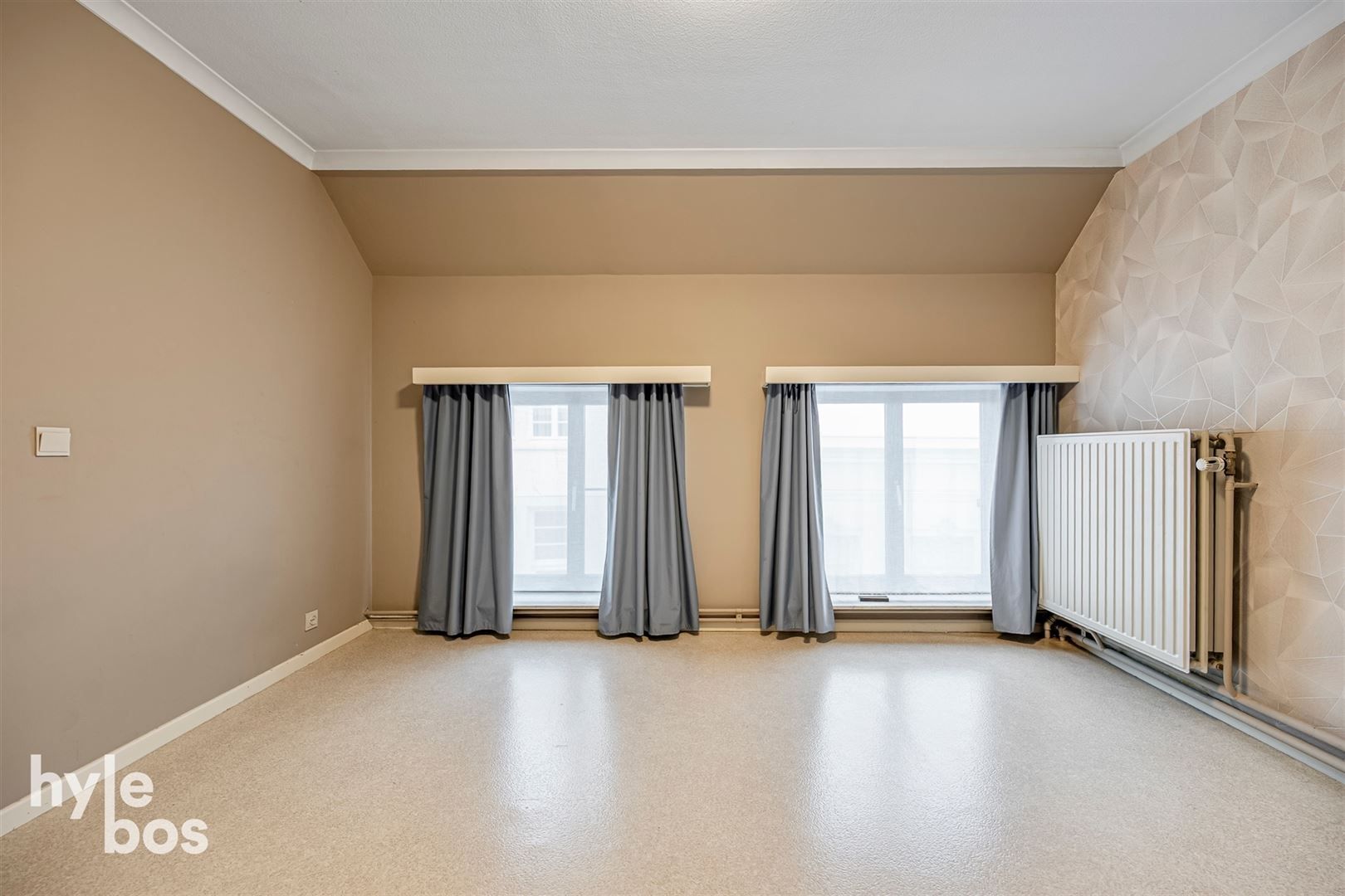 Ruim bovenhuis met groot magazijn in het centrum van de stad foto 8