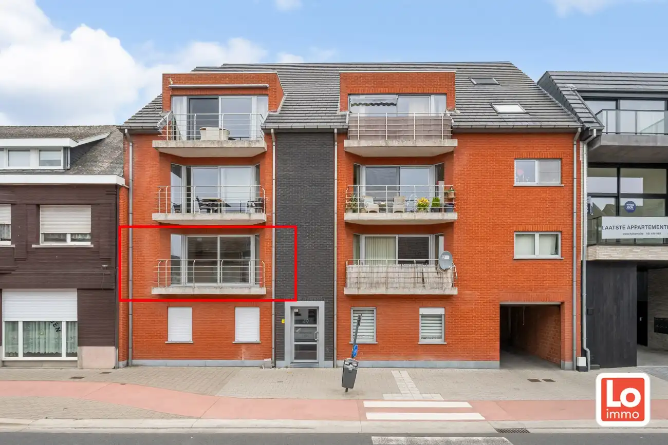 Instap klaar appartement met afzonderlijke garage én autostaanplaats in het hartje van het vernieuwde dorp van Zeveneken! foto {{pictureIndex}}