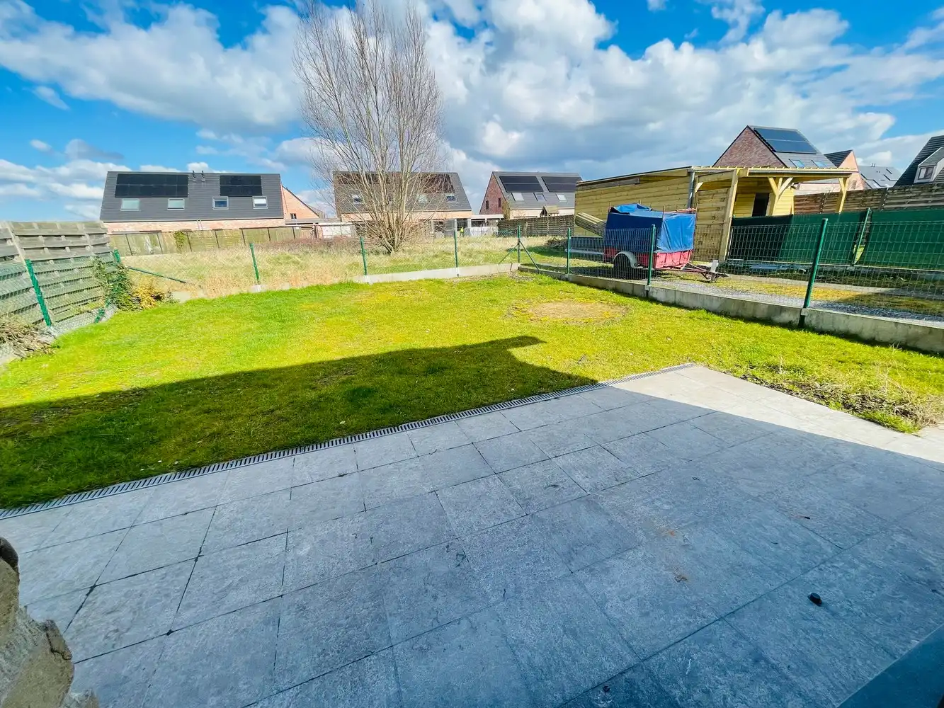 Waardamme , rustige residentiële ligging , RECENT  gebouwde LICHTRIJKE ENERGIEZUINIGE woning met 3 slaapkamers, oprit, tuin en garage. foto 2