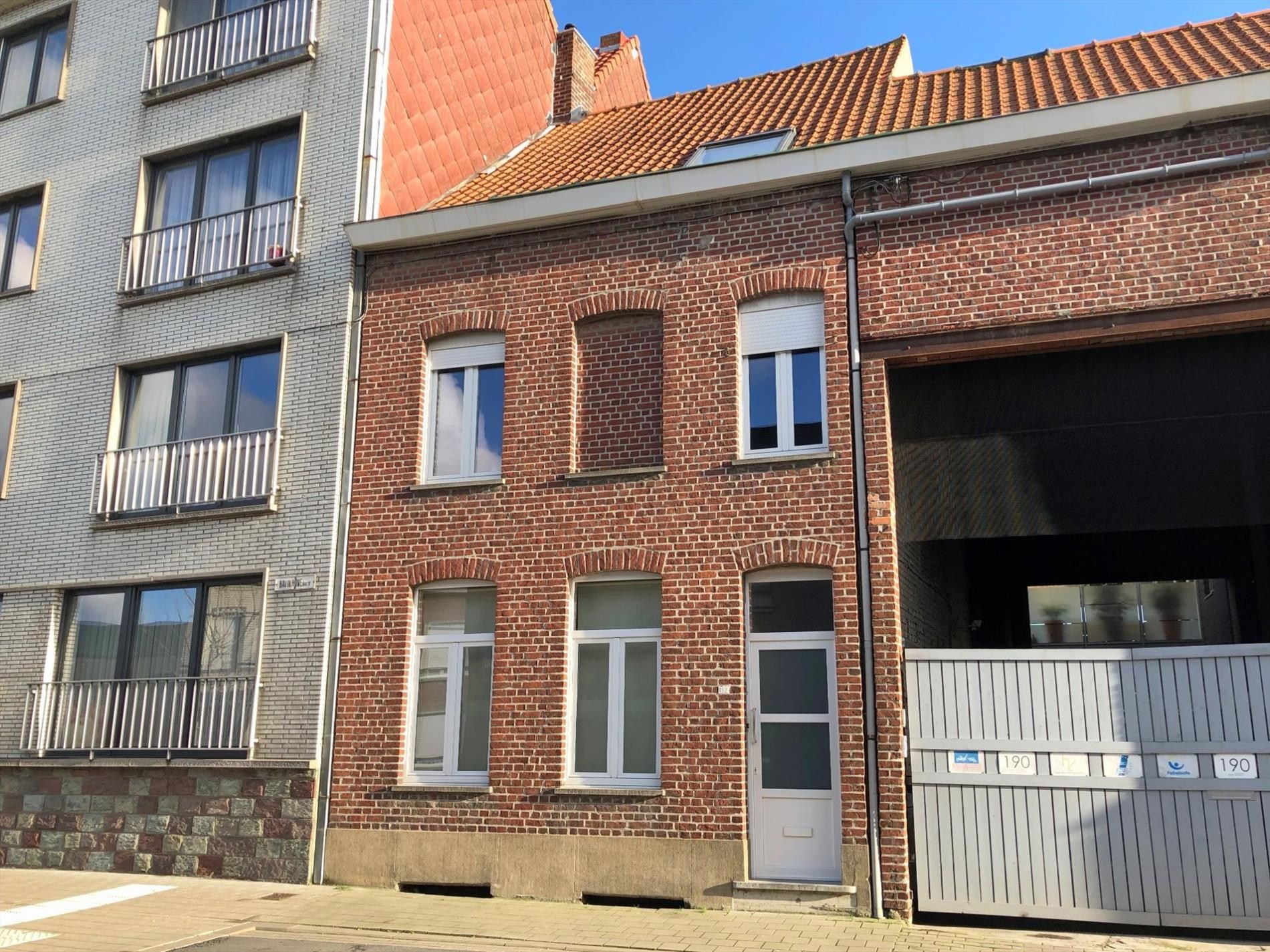 Instapklare gezinswoning in het centrum van Bavikhove foto {{pictureIndex}}