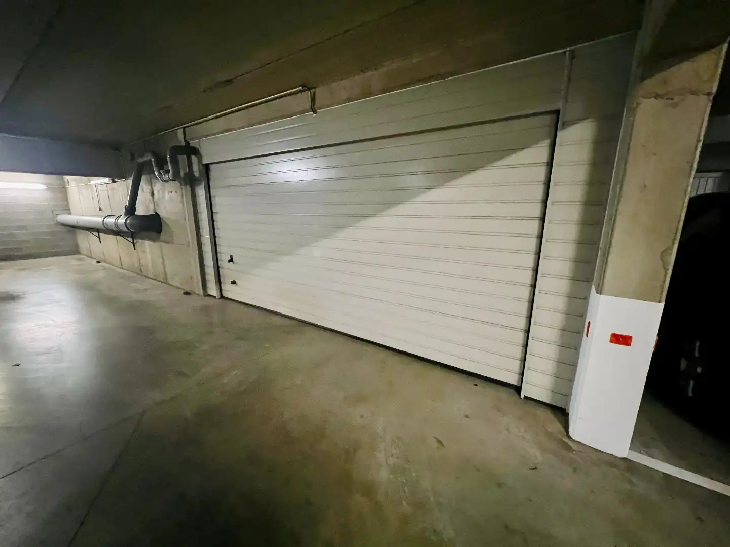 Ruime garage op topligging foto {{pictureIndex}}