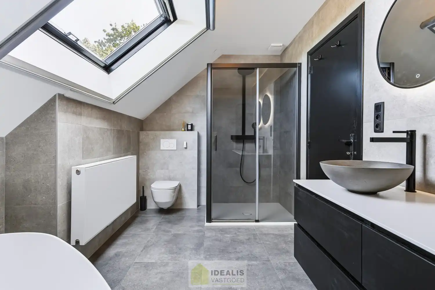 IDEALIS VASTGOED – EEN AANGENAME VRIJSTAANDE WONING MET EEN NIEUWE KEUKEN EN BADKAMER, EEN HEERLIJK RUIME WOONKAMER MET SPEKSTEENKACHEL, EEN EXTRA RUIME VERANDA (VOLLEDIG AF TE SLUITEN MET GLAZEN PUIEN), 3 SLAAPKAMERS, EEN EXTRA MULTIFUNCTIONELE RUIMTE (INGERICHT ALS KANTOOR MET APARTE INGANG) OP EEN RIANT PERCEEL VAN 14A 51CA, VOLLEDIG OMHEIND, VOORZIEN VAN VOLDOENDE PARKEERRUIMTE EN EEN PRACHTIGE CARPORT VOOR 2 WAGENS! foto 40