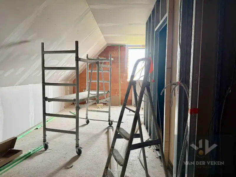 Moderne halfopen nieuwbouwwoning met 4 slaapkamers en 2 badkamers met carport foto 17