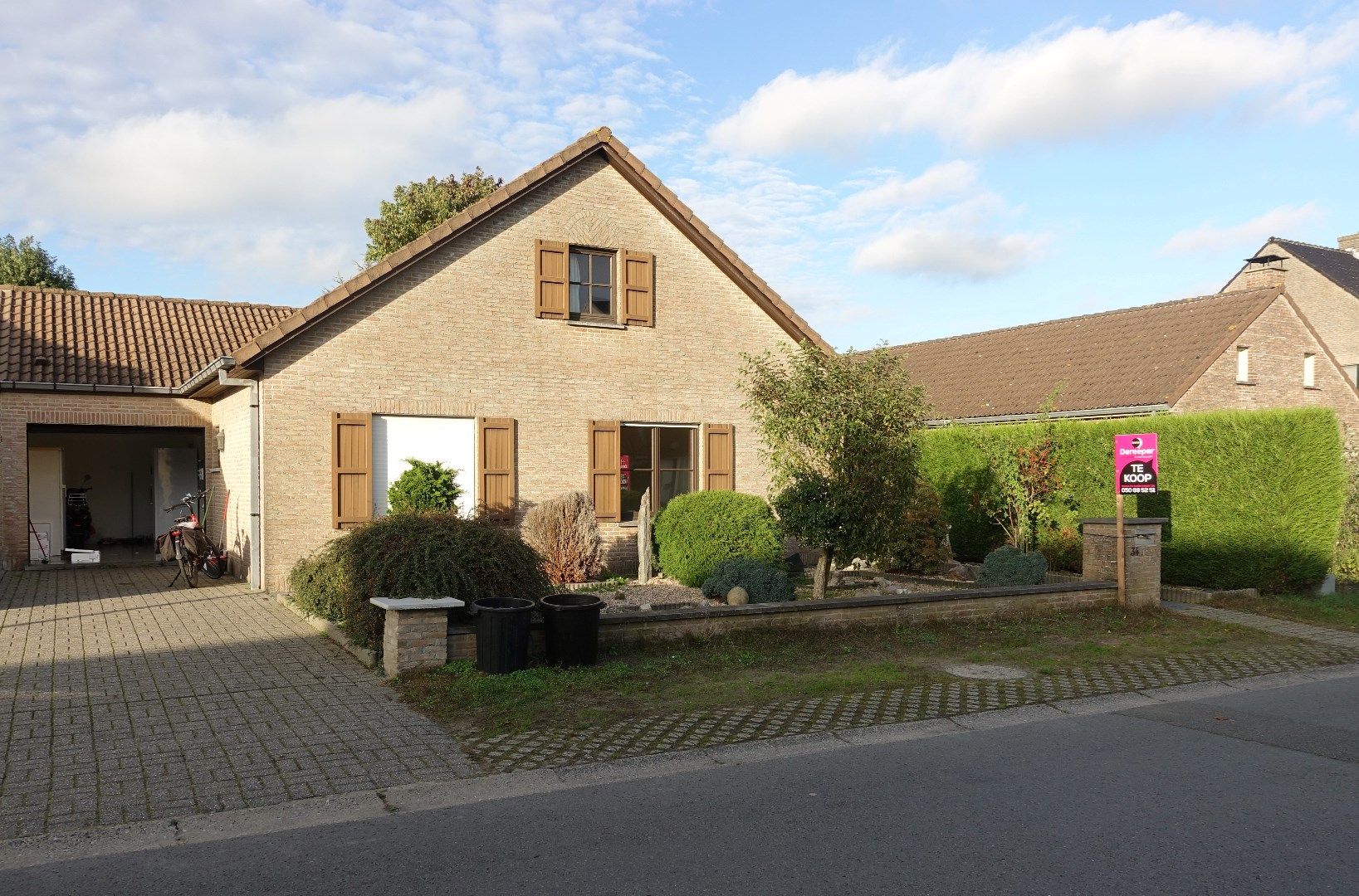 Hoofdfoto van de publicatie: Charmante halfopen bungalow in Jabbeke nabij het centrum