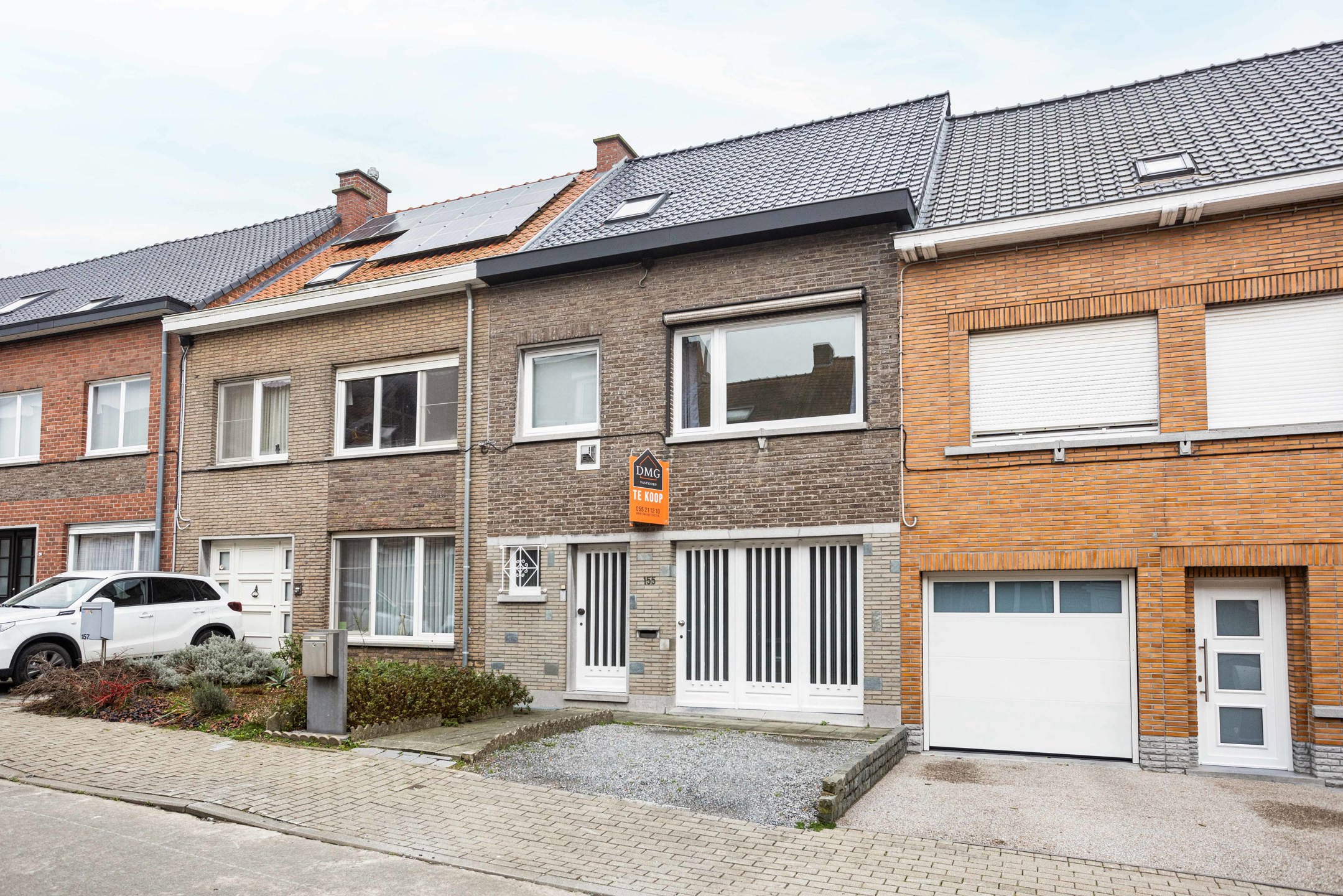 Rustig gelegen solide woning met garage. foto {{pictureIndex}}