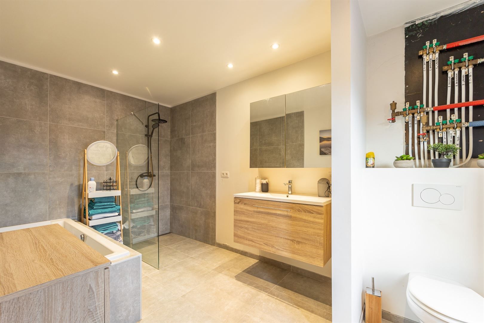 Woning met privé-staanplaats voor de deur foto 10