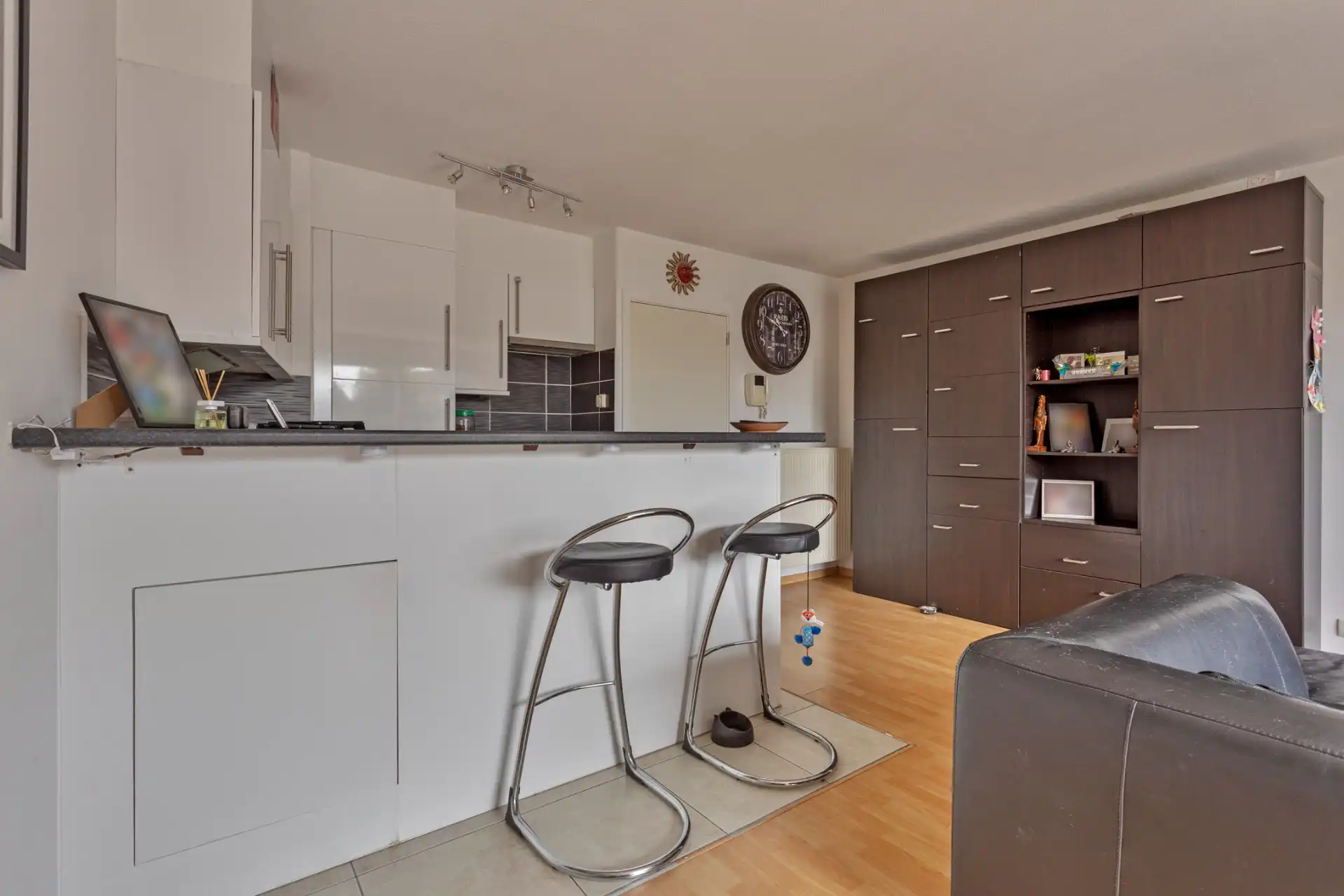 Instapklaar 2 slaapkamer appartement in hartje Waregem foto 2