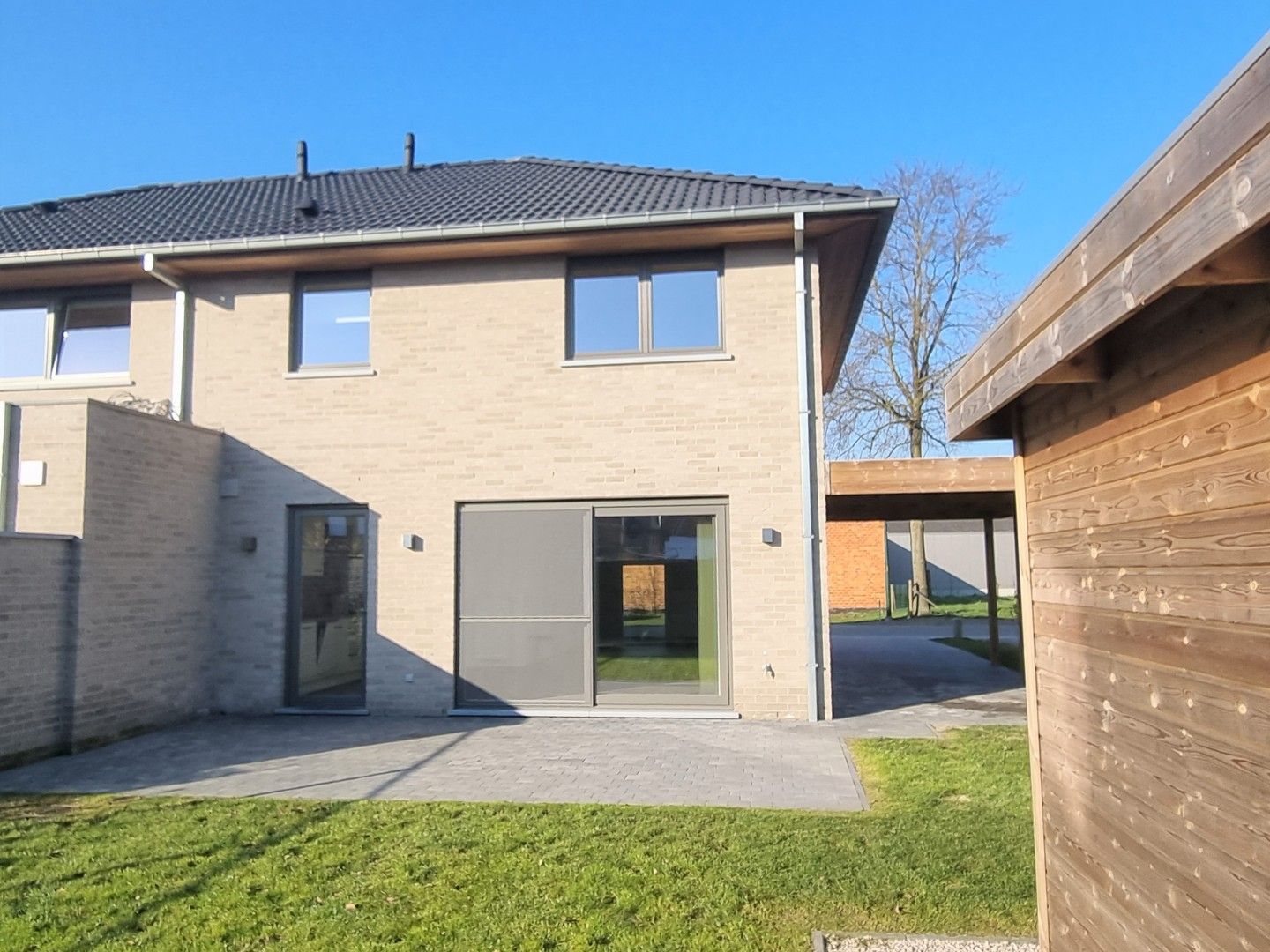 Halfopen woning in rustige straat foto 10