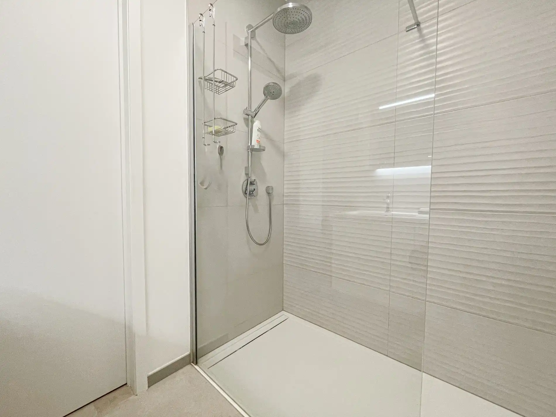 Subliem smaakvol ingericht hoek appartement gelegen in een recente residentie nabij de Dumortierlaan. foto 13