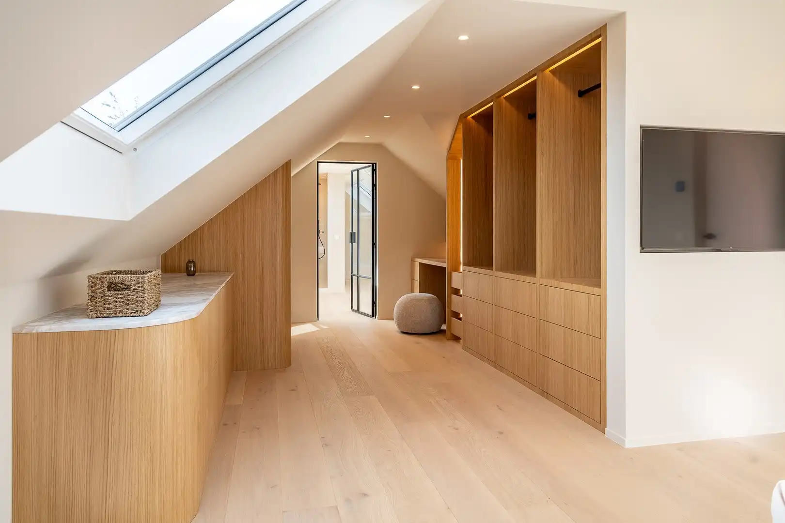 Prachtige alleenstaande villa met 5 slaapkamers gelegen in een rustige residentiële omgeving. foto 26