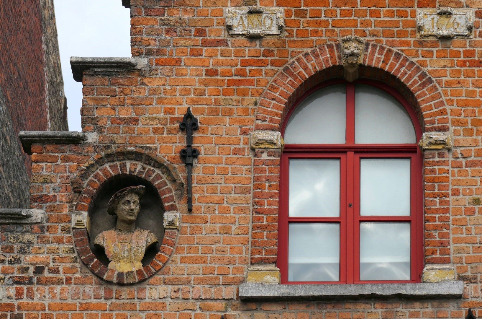 Karaktervol burgershuis gelegen aan de St-Jakobskerk in de historische stadskern  foto 23