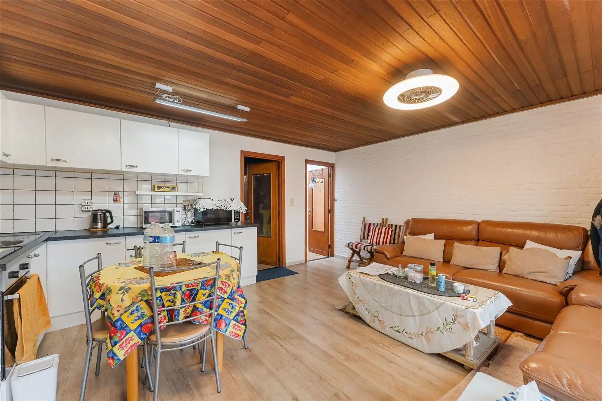 TE RENOVEREN WONING MET BOVENLIGGEND APPARTEMENT GELEGEN TE HEPPEN foto 2