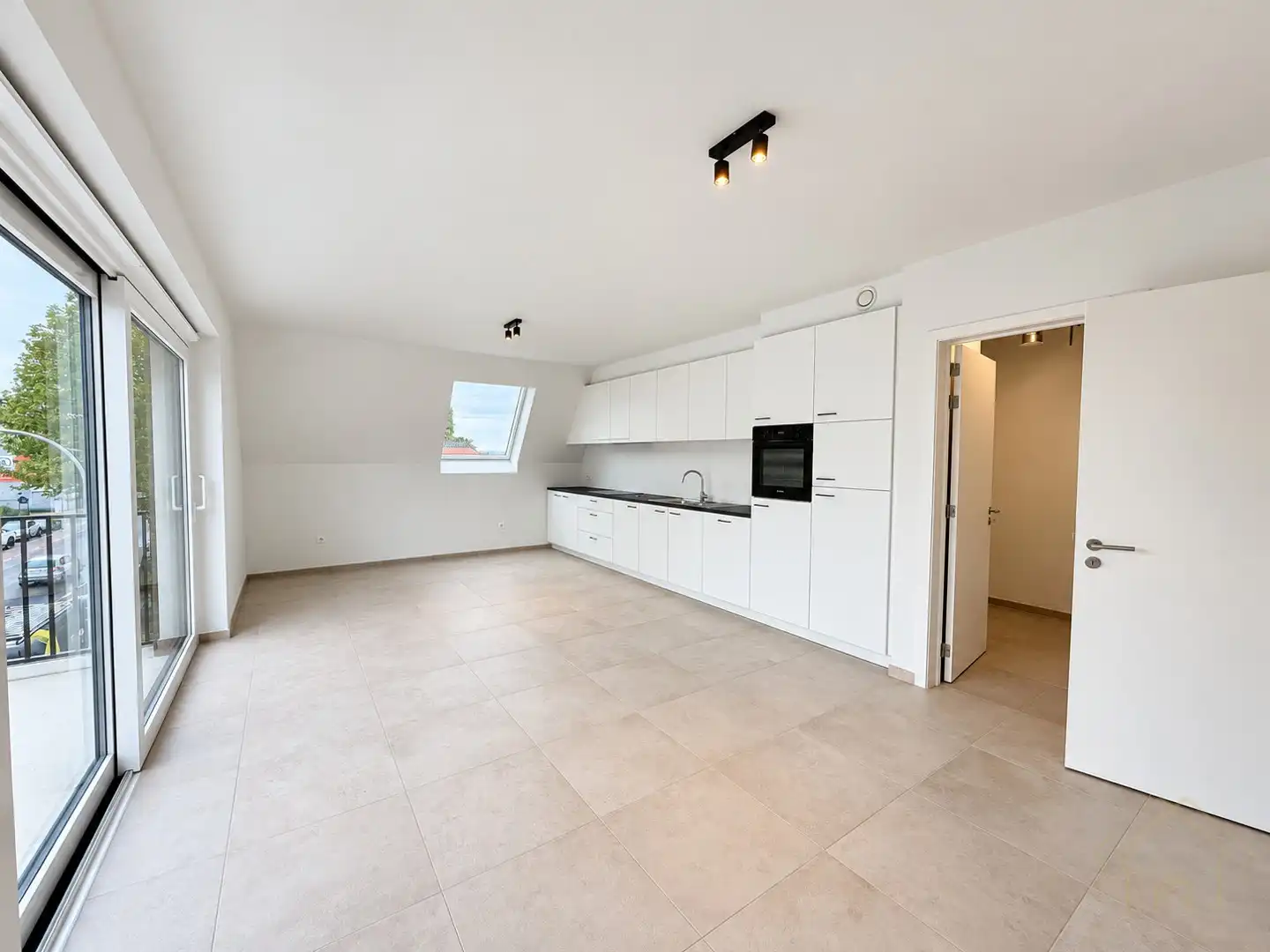Lichtrijk éénslaapkamerappartement met garage foto 2