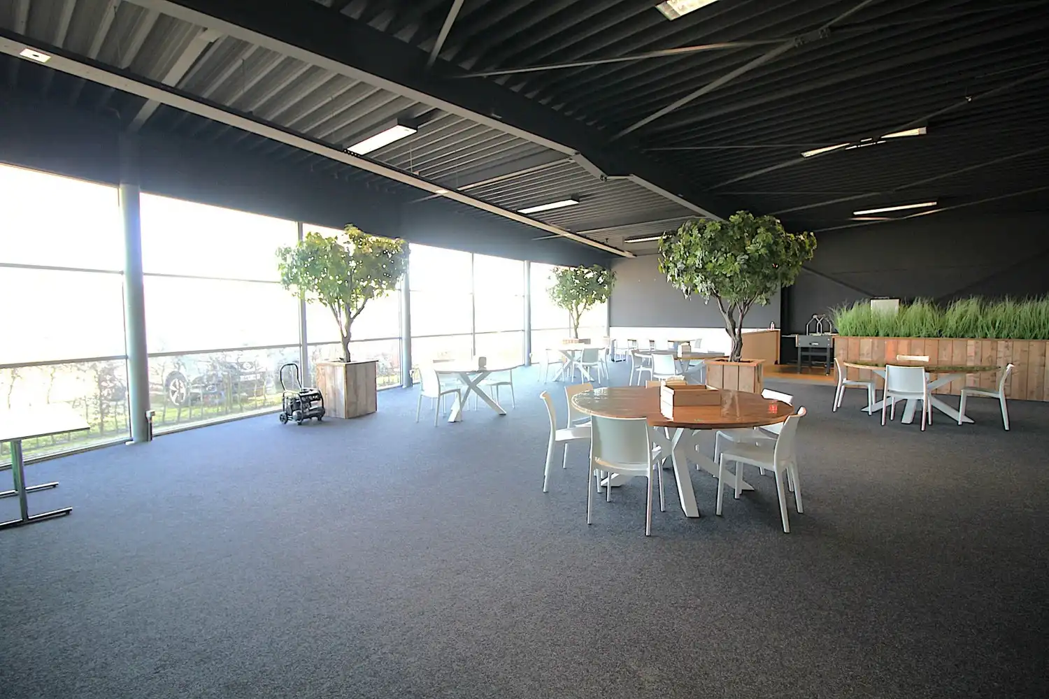 bedrijfsgebouw | 960m² showroom, kantoren en parking foto 8