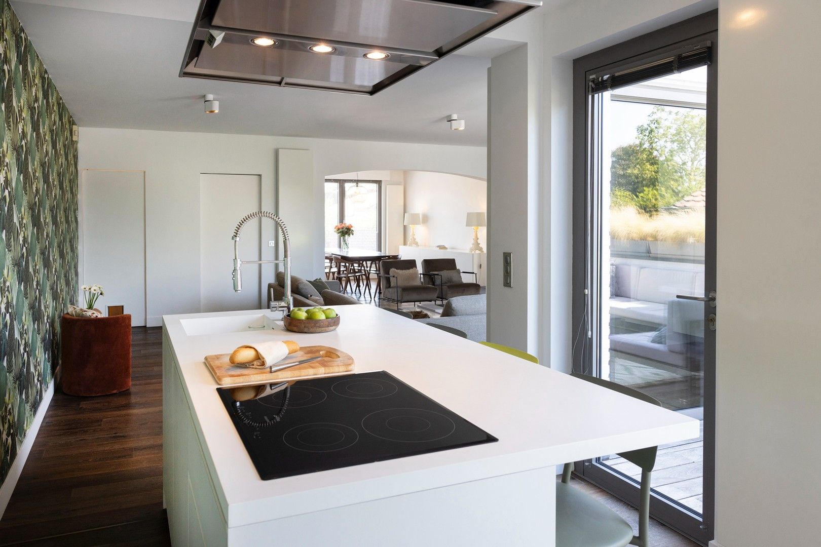 Strak ingerichte & instapklare burgerwoning. foto 7