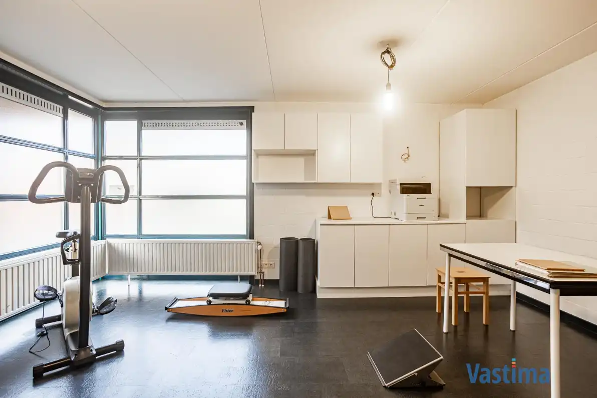 Ruime halfopen gezinswoning met praktijkruimte en tuin foto 15