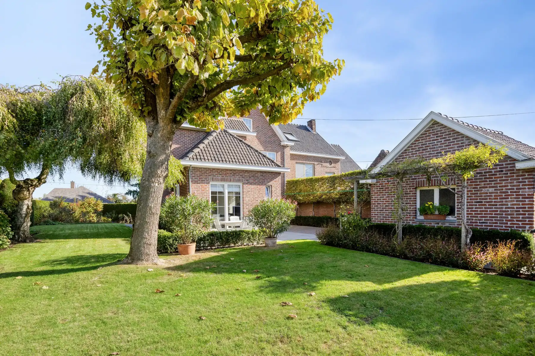 Ruime energiezuinige gezinswoning met prachtige tuin aan de stadsrand foto 27