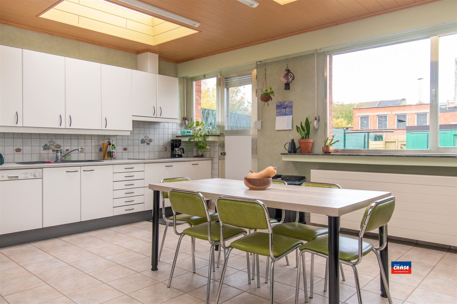 Instapklare gezinswoning met 3 tot 5 slaapkamers,tuin en garagebox foto 12