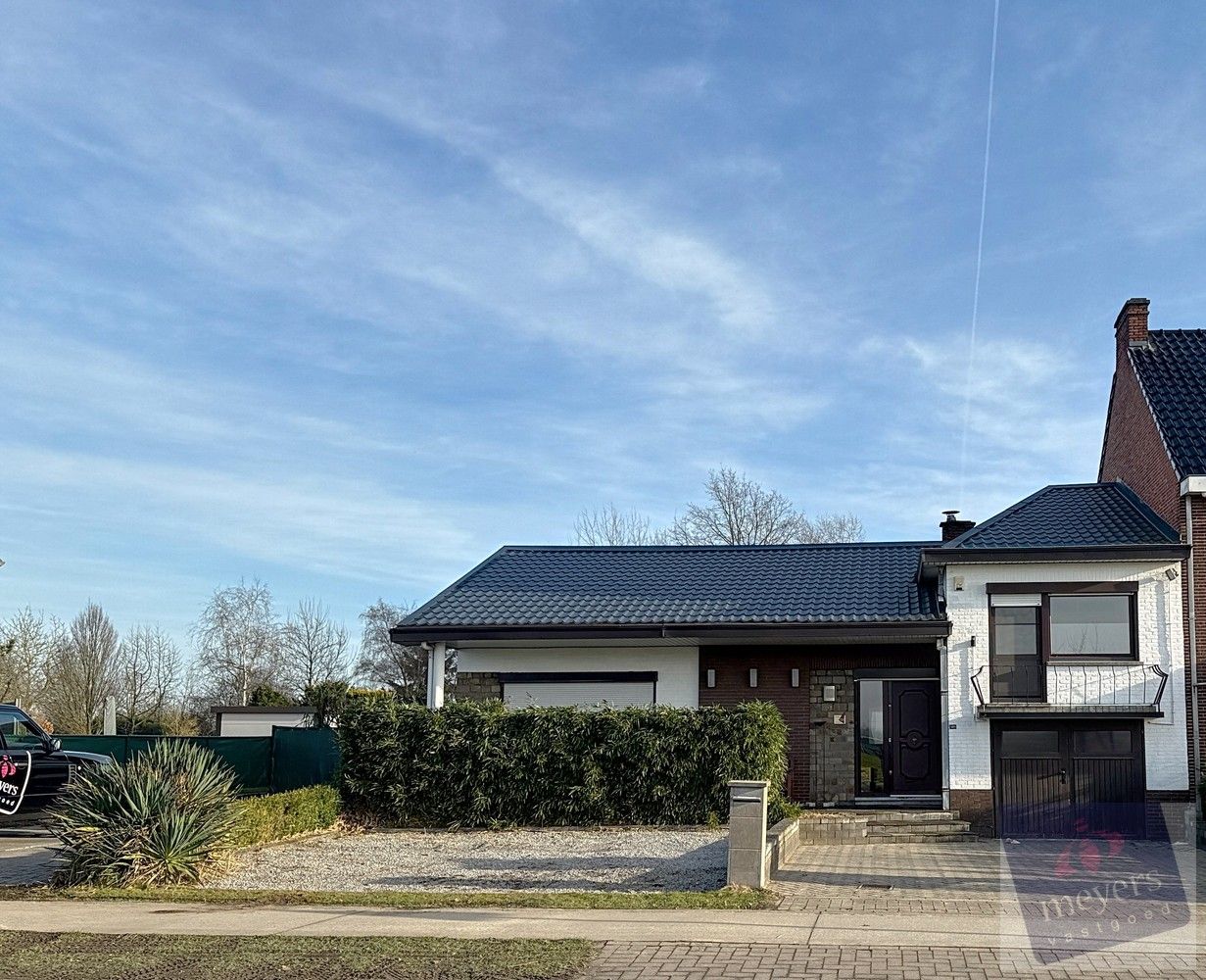 Instapklare gezinswoning met praktijkruimte op toplocatie in Hasselt foto {{pictureIndex}}