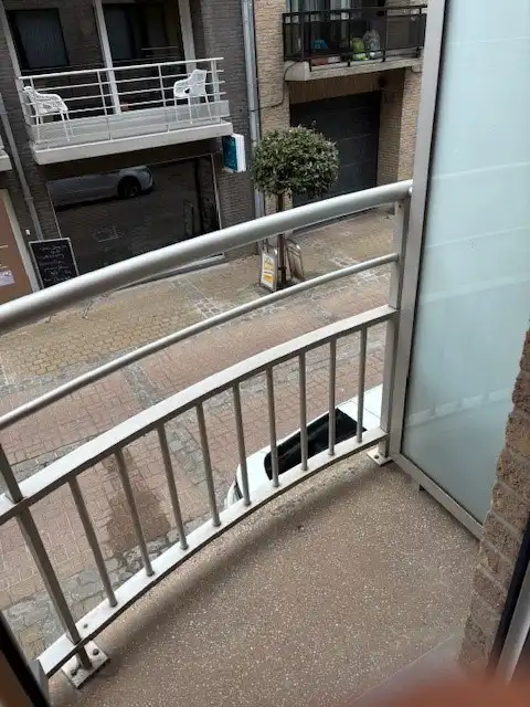 Instapklaar appartementje gelegen in de winkelstraat van Bredene duinen foto 10