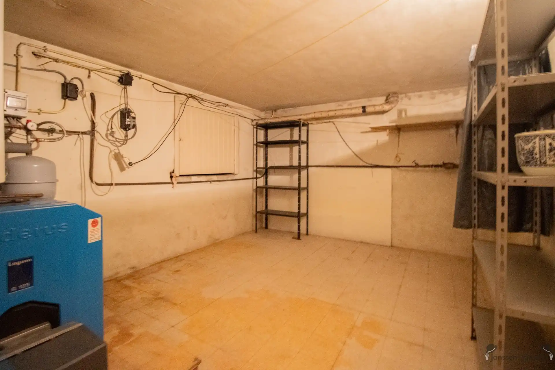 Te renoveren woning met 3 slaapkamers en gekoppelde garage op 613 m². foto 14