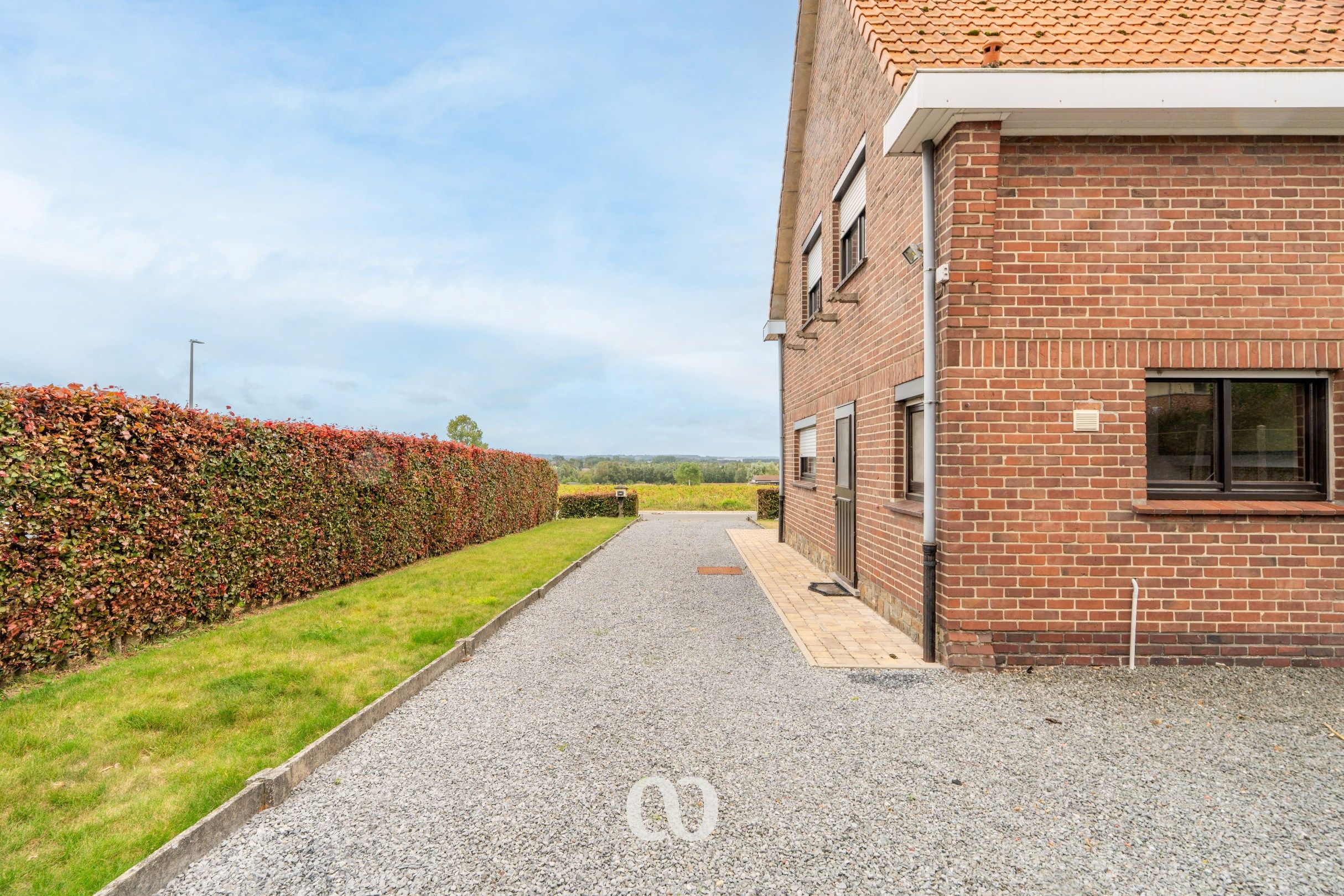 Alleenstaande woning met tuin en prachtig uitzicht in Huise foto 15