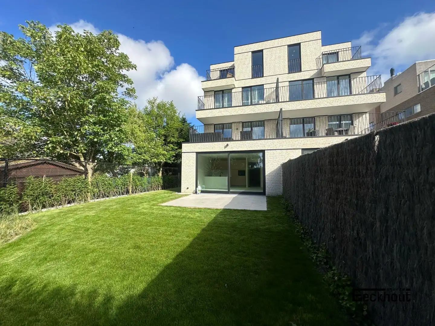 Nieuwbouw gelijkvloersappartement met zonnige tuin gelegen in "Residentie Dunique" te Bredene - duinen! foto {{pictureIndex}}