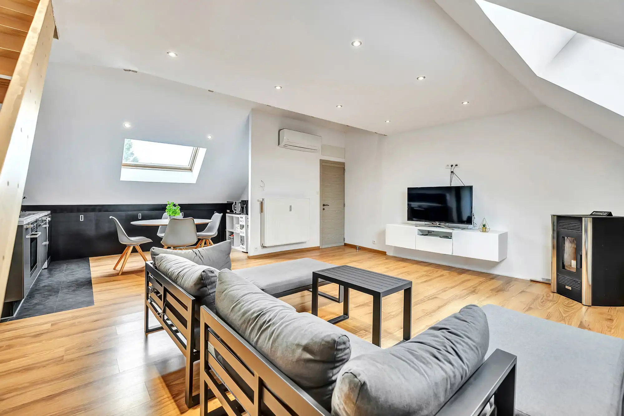 Rustieke woning op strategische ligging foto 33