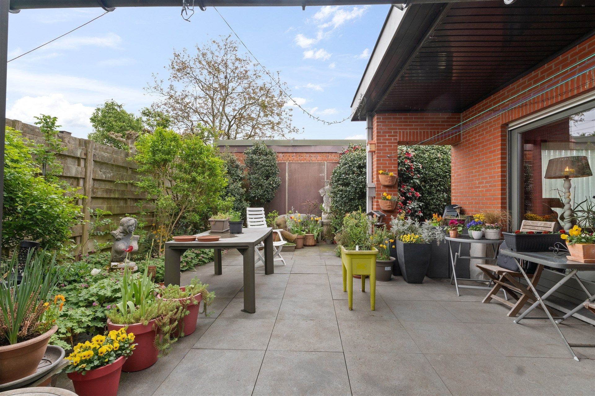 Rustig gelegen bungalow op 578m² grond met 33 zonnepanelen foto 3