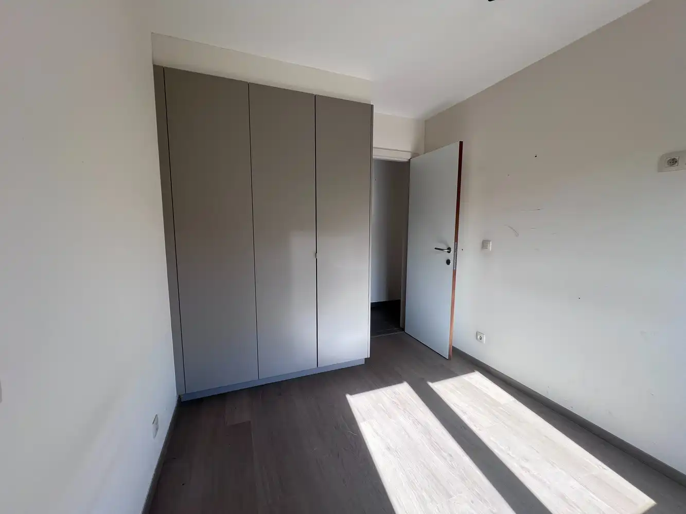Lichtrijk appartement met 2 slaapkamers en terras op wandelafstand van zeedijk. foto 7