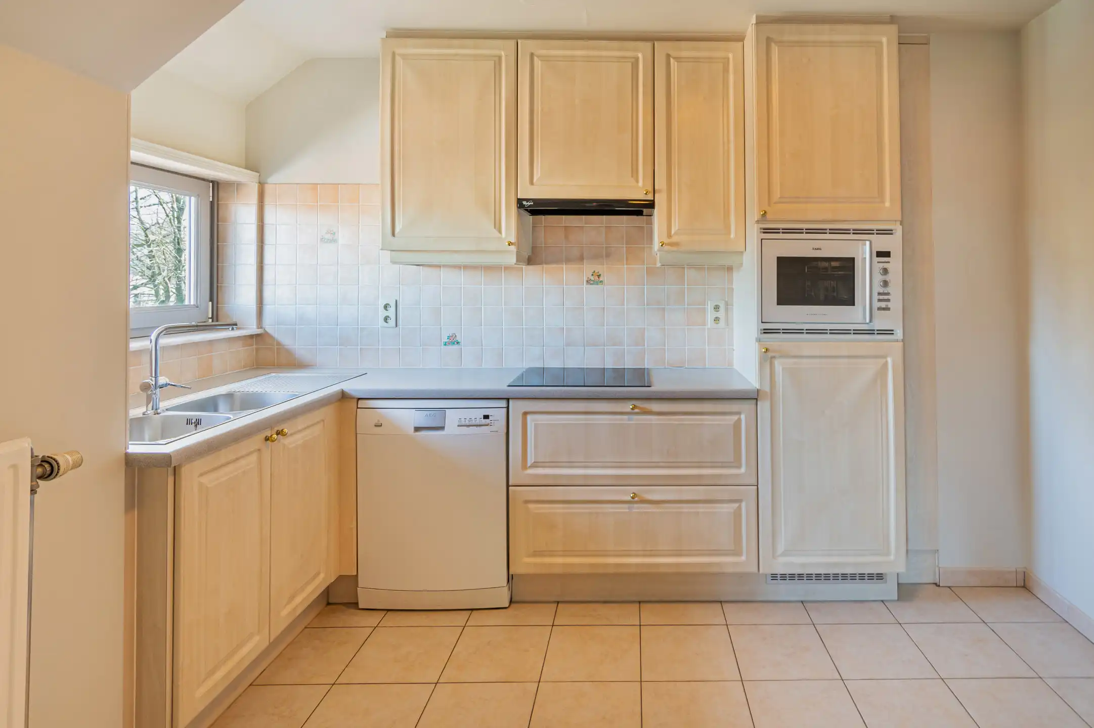 Ruim 2 slaapkamer dakappartement met terras en garage  foto 4