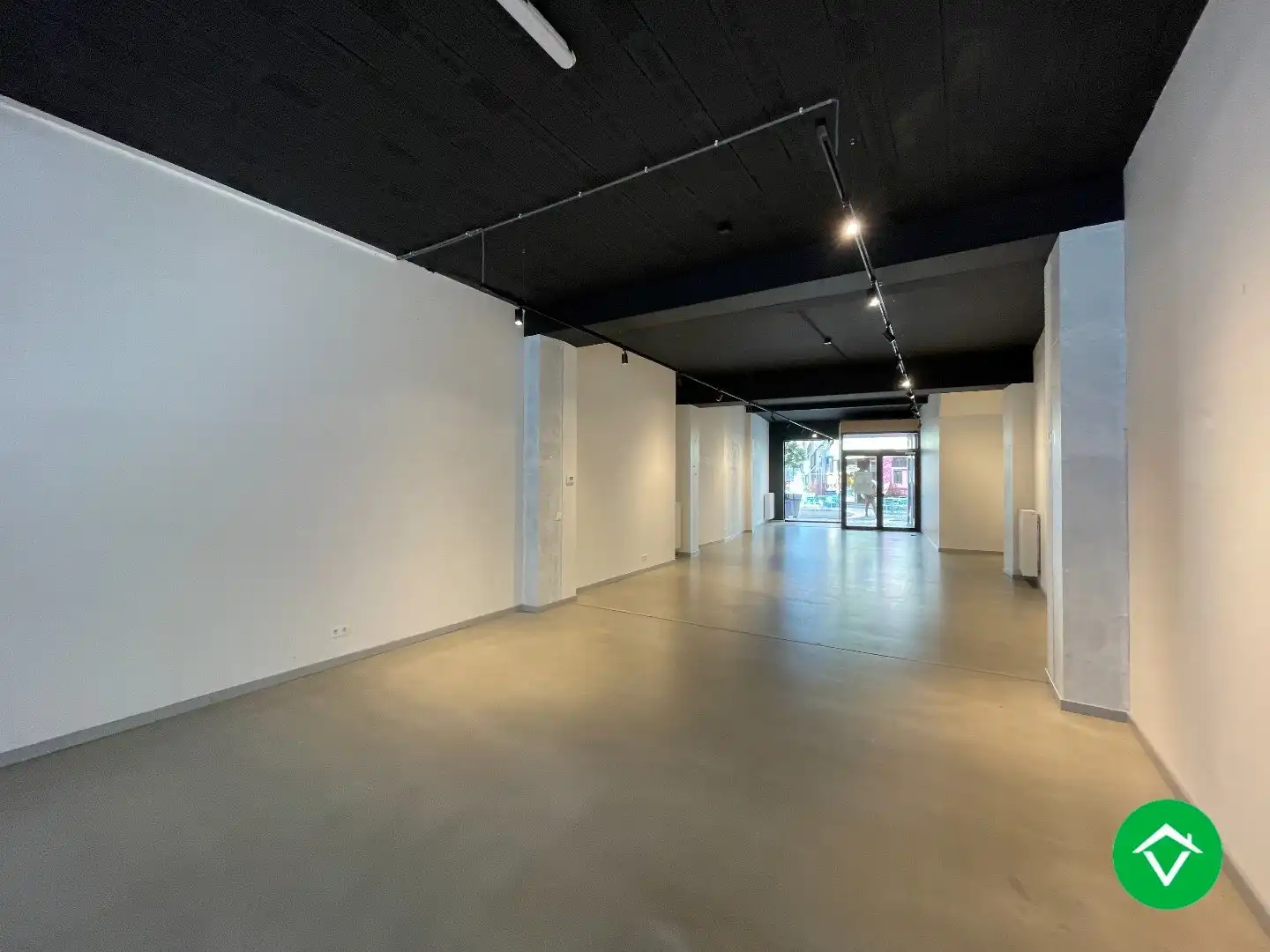 Centraal gelegen handelspand (129m²) in het centrum van Roeselare foto 2