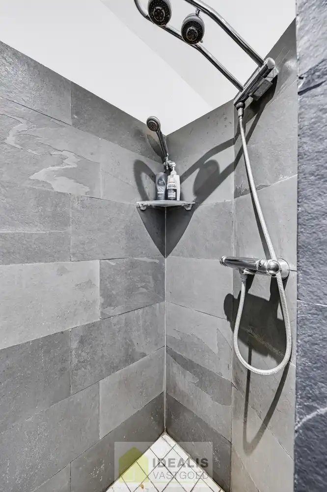 IDEALIS VASTGOED – EEN HUIS OM VERLIEFD OP TE WORDEN! DEZE PRACHTIGE INSTAPKLARE (LEVENSBESTENDIGE) VILLA MET EEN HEERLIJKE LICHTRIJKE LEEFRUIMTE VOORZIEN VAN EEN OPEN KEUKEN, 5 SLAAPKAMERS, 2 BADKAMERS, EEN PERFECT AANGELEGDE TUIN IN ALLE PRIVACY, UITGERUST MET EEN GOED VOORZIENE BUITENKEUKEN EN BIJGEBOUWEN INGERICHT VOOR WELLNESS (HOT TUB) EN BERGRUIMTE! EEN MUST VISIT VOOR ZIJ OP ZOEK NAAR MOOIE HUIZEN! foto 14