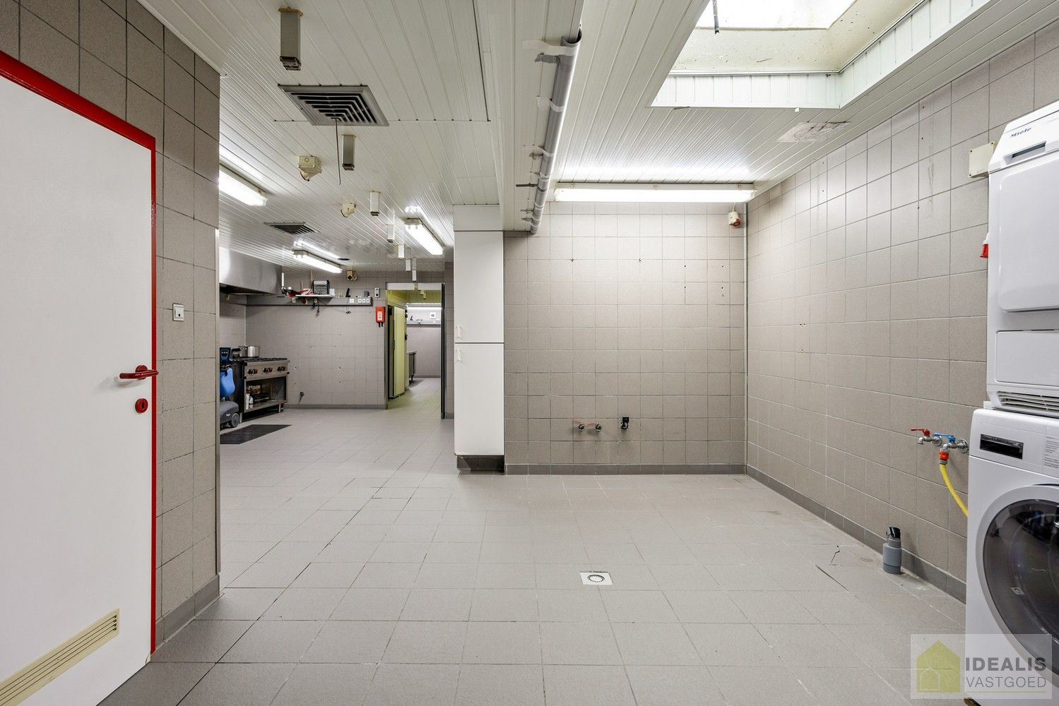 IDEALIS VASTGOED - Aangenaam instapklaar duplexappartement met winkelruimte/werkatelier te Opitter, Bree. Dit ruime duplexappartement omvat +-140 m² netto bewoonbare oppervlakte. Dit multifunctionele pand biedt tal van mogelijkheden dankzij de winkelruimte/het werkatelier van maar liefst +-200m² die vroeger dienst deed als slagerij. Uiterst geschikt voor kandidaten op zoek naar een instapklare woonruimte mét handelsruimte op een gunstige locatie midden in hartje Opitter, Bree! Mogelijkheid wijziging tot ééngezinswoning mits het verkrijgen van een omgevingsvergunning. foto 25